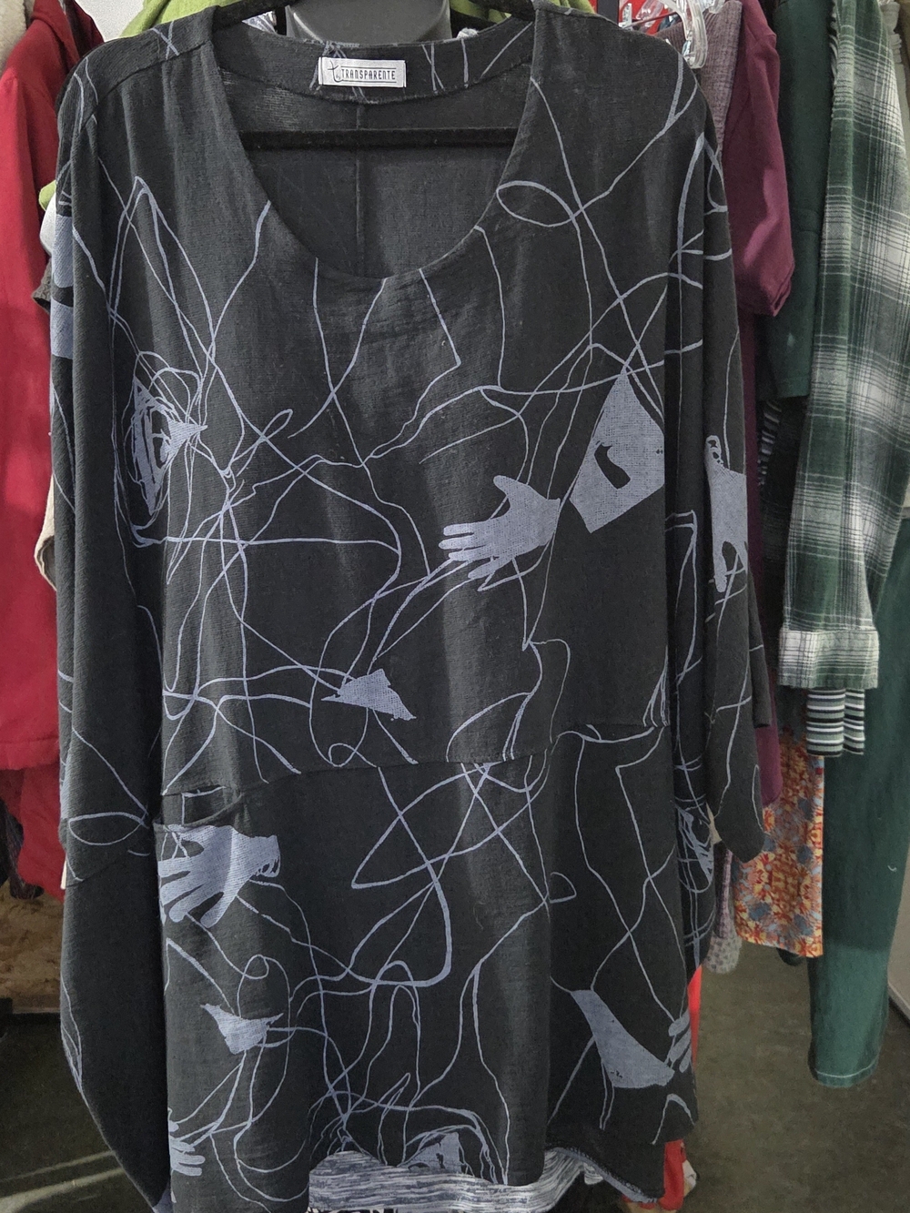 Transparente Black Tunic with Light Gray Line Motif